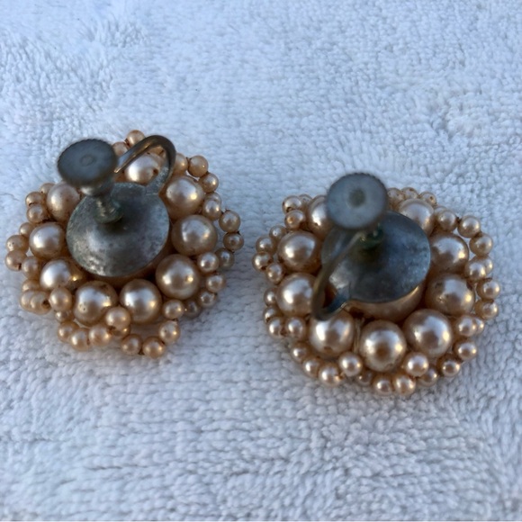 Antique 1940s faux pearl cluster flower screwback earrings - Picture 6 of 6